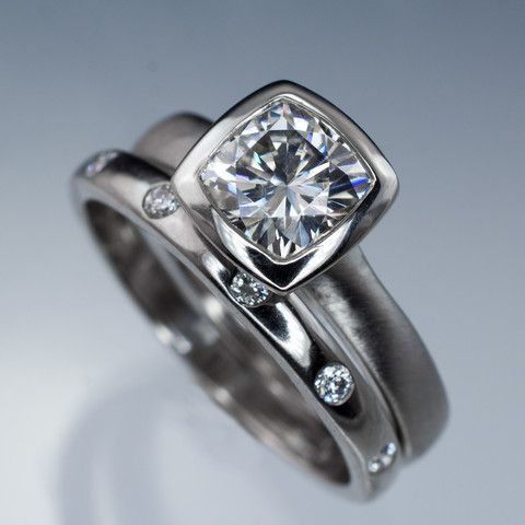 Bague Vintage Argent Ornée d’un Cristal Incrusté