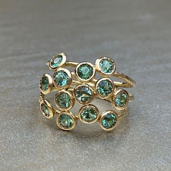 Élégante bague en cristal vert lumineux