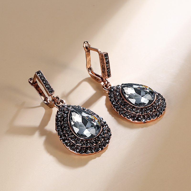 Boucles d’oreilles élégantes en cristal noir – Paradise Designs