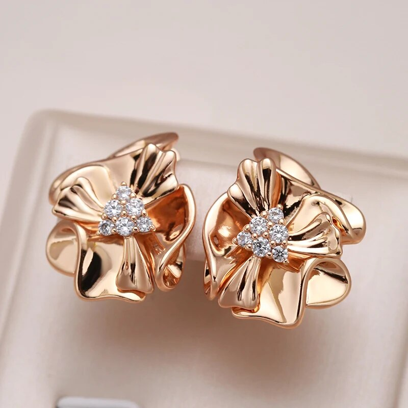 Boucles d'oreilles élégantes en or à fleurs brillantes – Paradise Designs