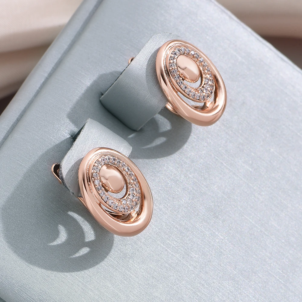 Boucles d'oreilles élégantes avec perles en spirale en zirconium doré main image 1