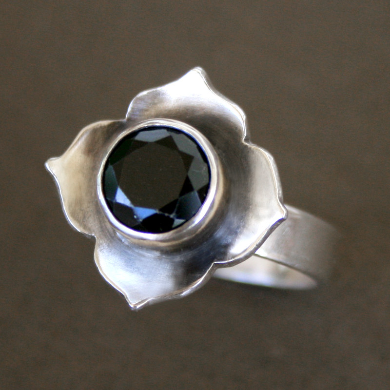 Bague fleur en cristal foncé vintage – Paradise Designs