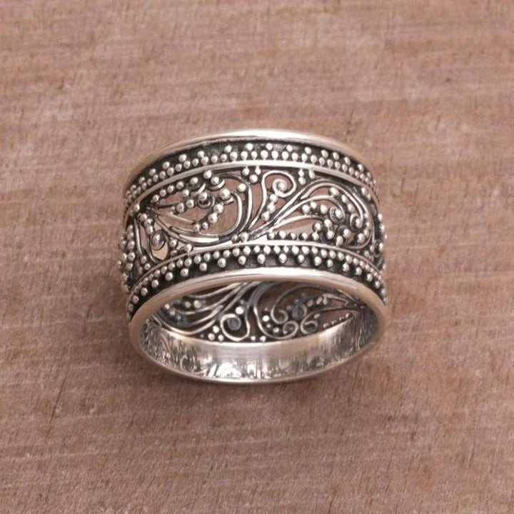 Bague creuse en argent avec motif de lierre