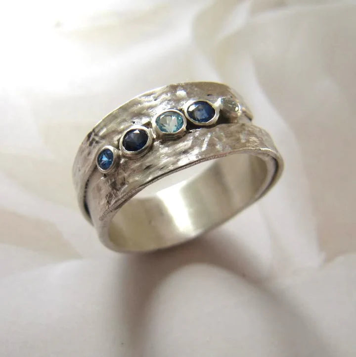 Bague argentée avec pierres incrustées bleues