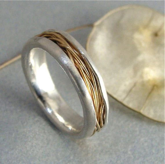 Bague en fil d'or fin argenté