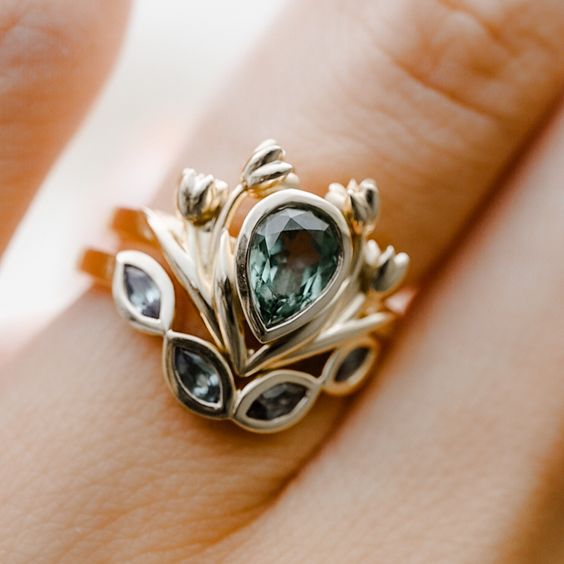 Bague en or avec cristaux vintage verdâtres