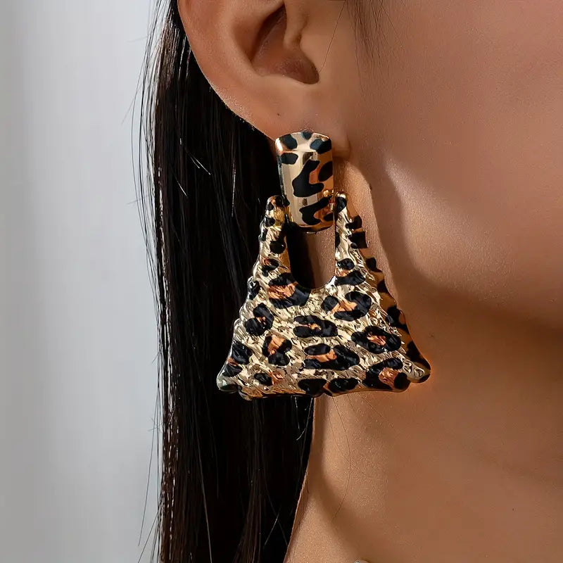 Boucles d'oreilles pendantes en forme de triangle et imprimé léopard