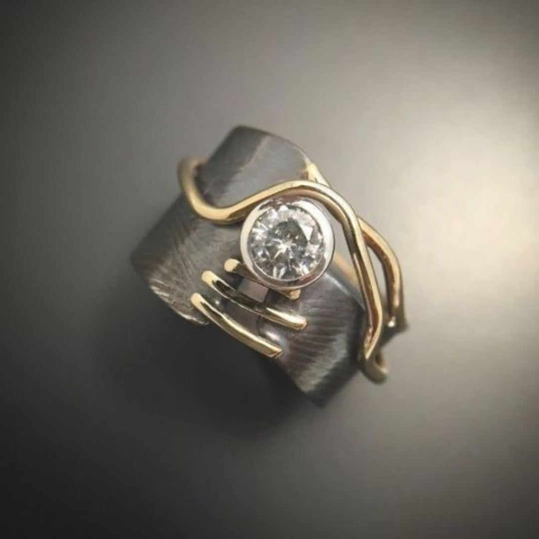 Bague foncée avec zircon vintage