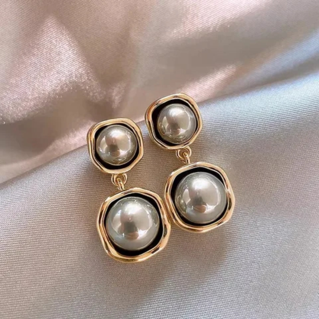 Boucles d'oreilles pendantes en or avec perles noires