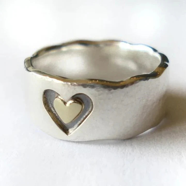 Bague en argent incrustée d'un cœur en or