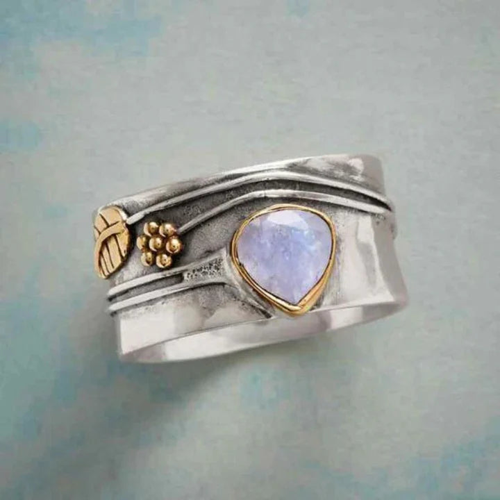 Bague argentée avec pendentif en pierre de lune