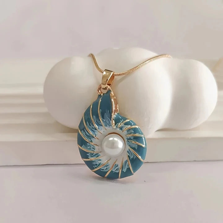 Collier de perles et de coquillages bleus