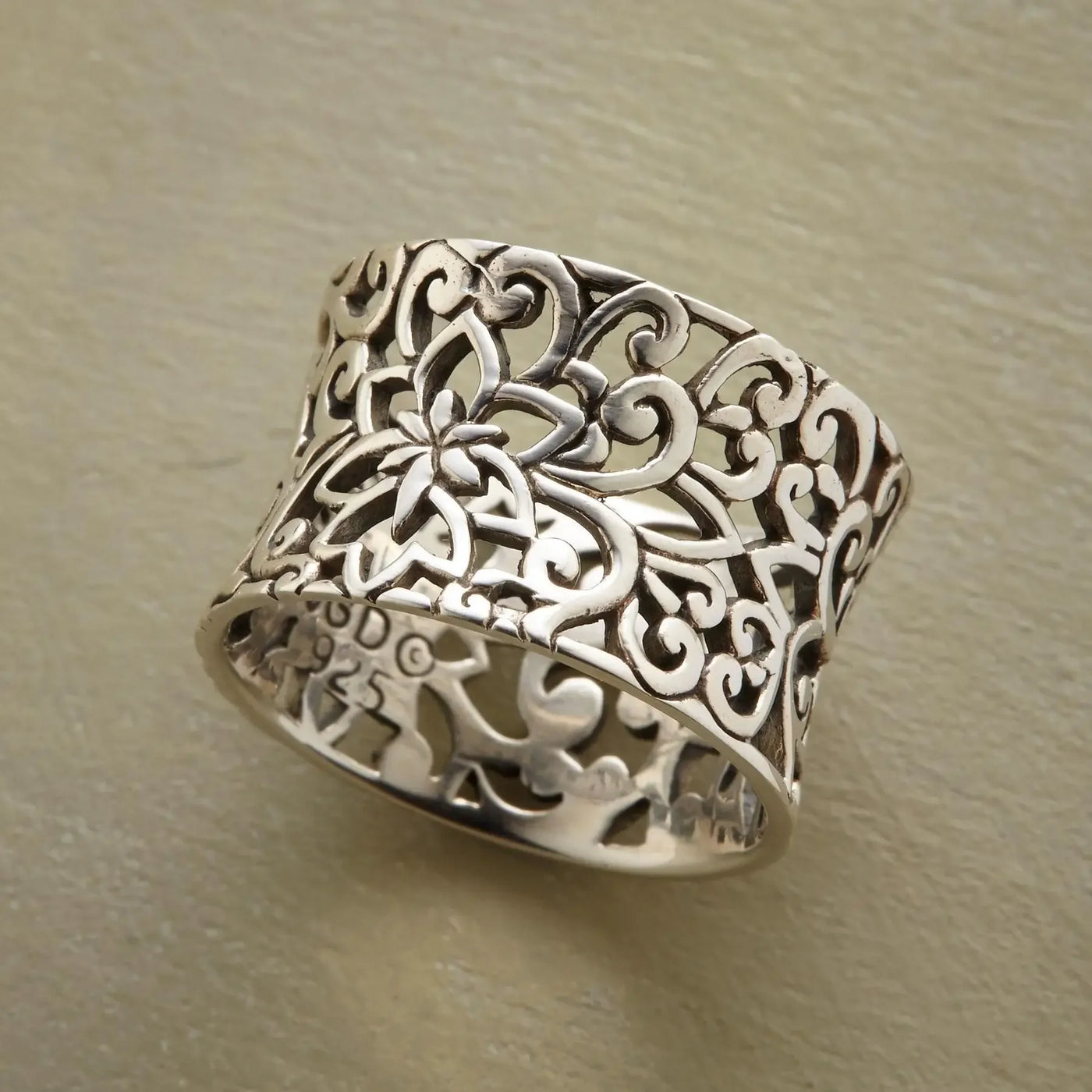 Bague creuse en argent