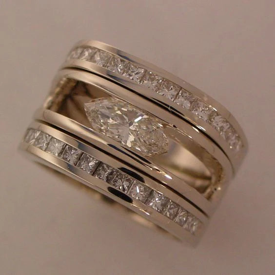 Bague vintage en argent incrustée de zirconium