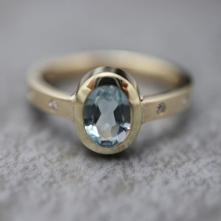 Bague avec pierre ovale sertie de diamants