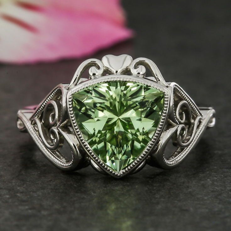 Exquise bague verte avec cœur en argent vintage