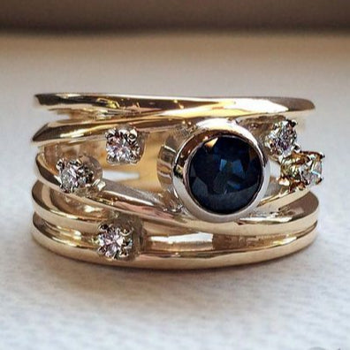 Bague en or incrustée de verre bleu superposé