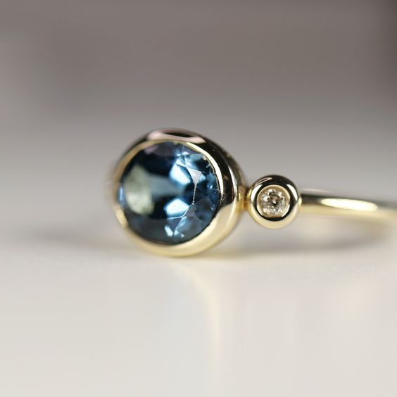 Bague de cristal bleu vintage