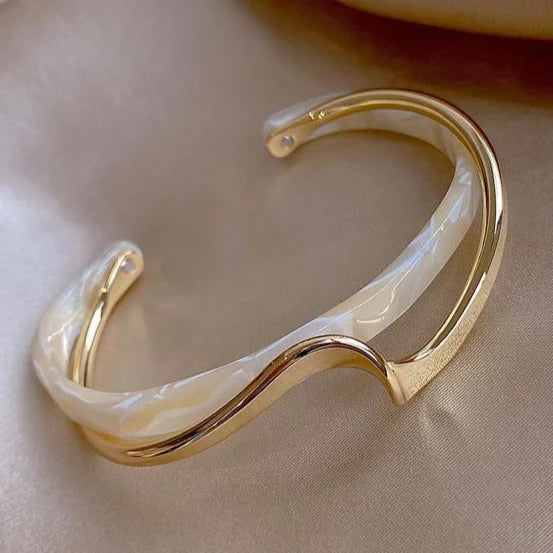 Bracelet d'or élégant en opale blanche