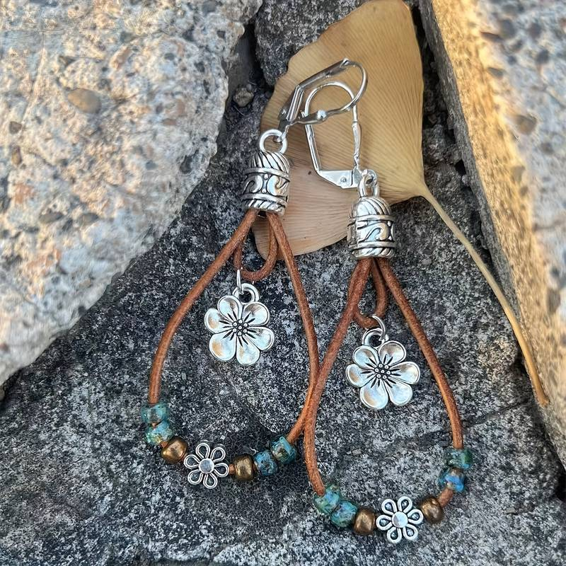 Boucles d'oreilles en cuir à motif floral