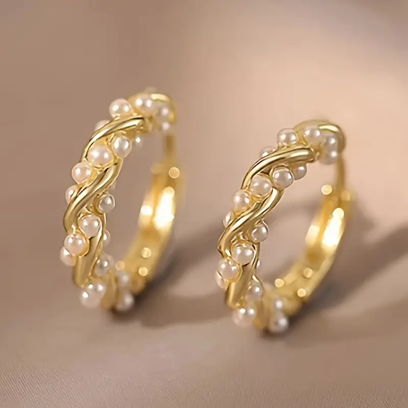 Boucles d'oreilles nouées avec des perles plaquées or