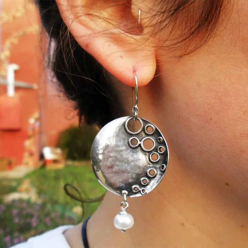 Boucles d'oreilles creuses avec perles rondes en argent