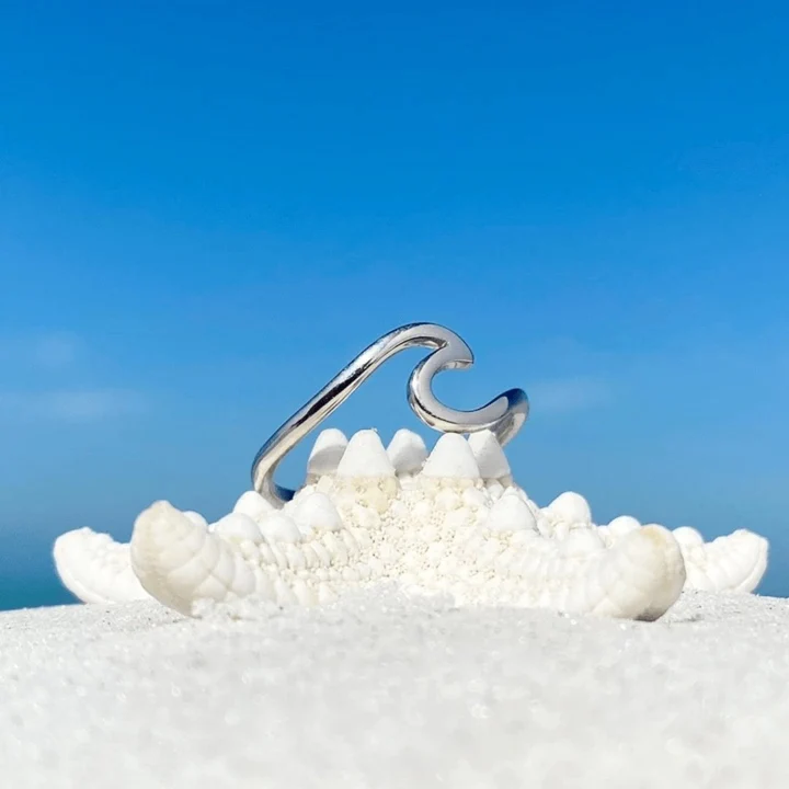 Bague argentée en forme de vague de mer