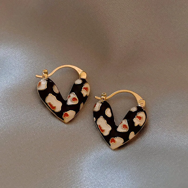 Boucles d'oreilles élégantes en plaqué or avec cœurs noirs