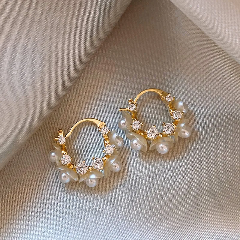 Boucles d'oreilles élégantes en perle blanche