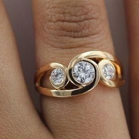 Bague vintage en or avec incrustation de zirconium en spirale