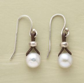 Pendants d'oreilles en cuir avec perles