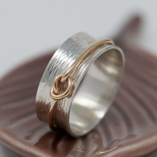 Bague fine avec nœud de cœur doré vintage