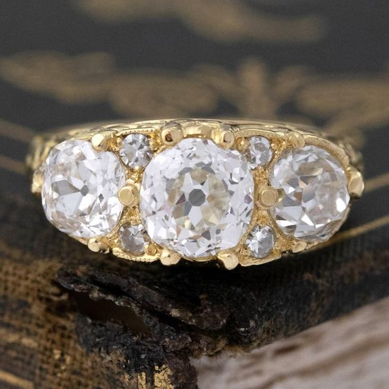 Bague vintage dorée avec diamants