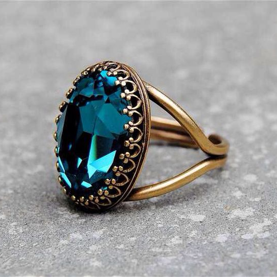 Bague vintage en cristal bleu en or