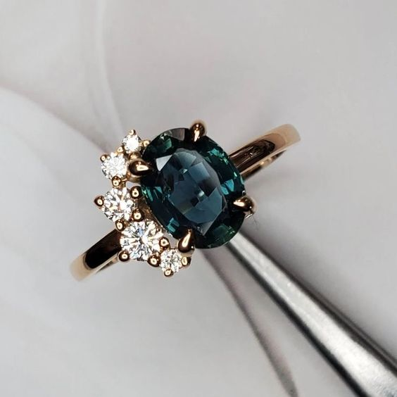 Bague vintage en cristal bleu et zirconium