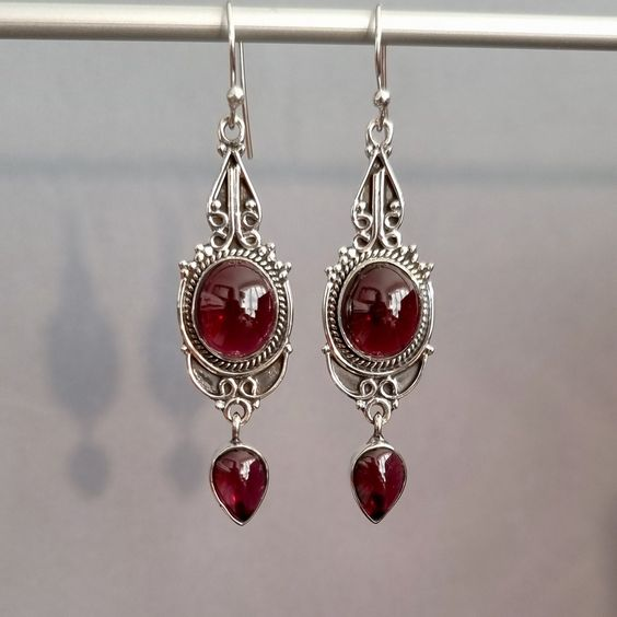 Boucles d'oreilles vintage avec pendentif en cristal rouge