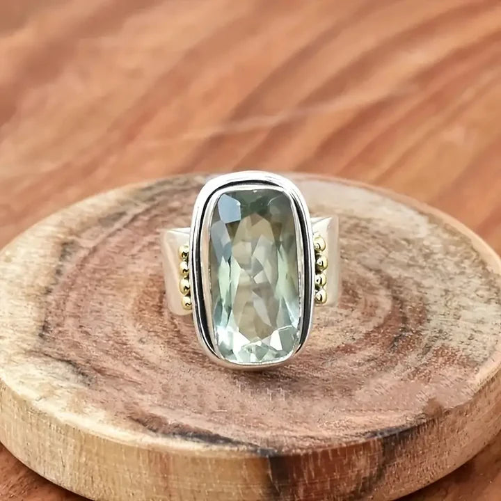 Bague argentée en pierre verte