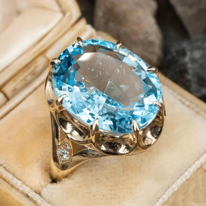 Bague en cristal bleu ciel brillant et or