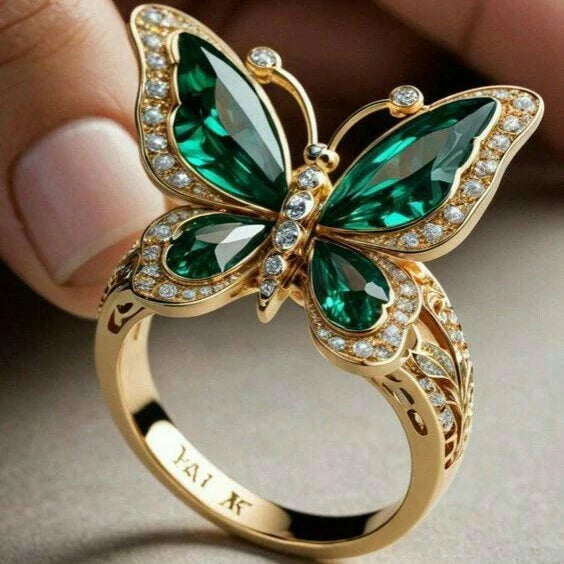 Bague en or avec papillon cristallin vert