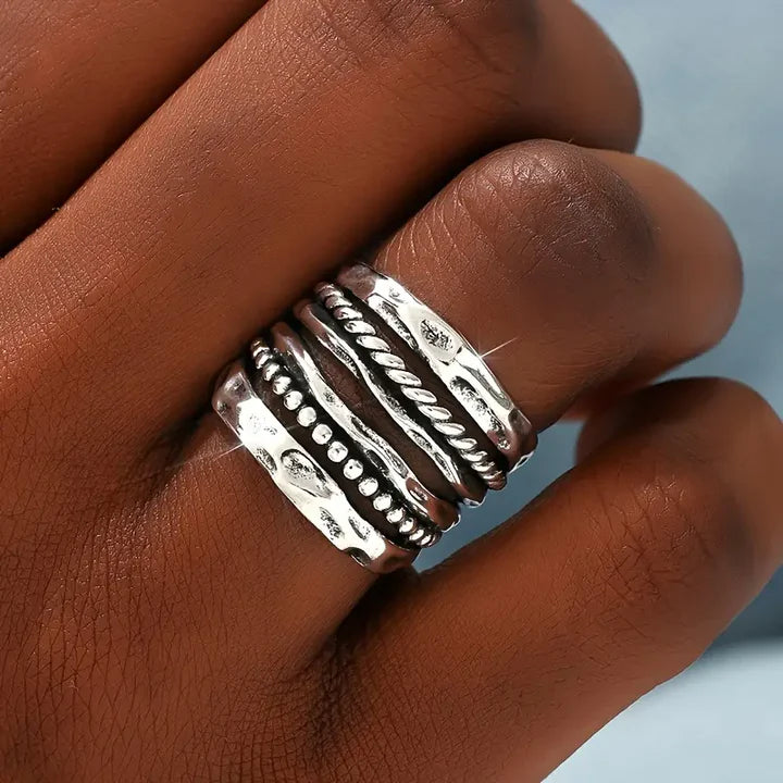 Bague en perles argentées superposées