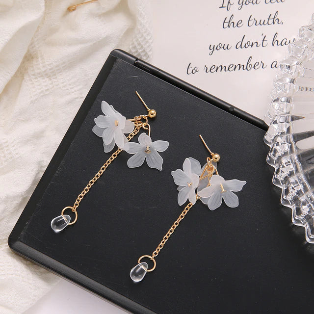 Boucles d'Oreilles Beauté en or avec Pétales Blancs