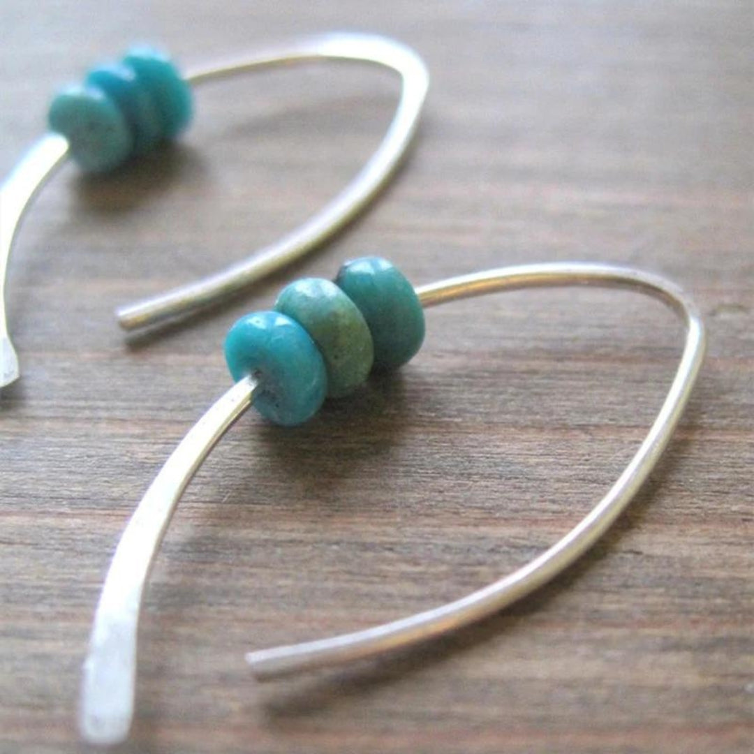 Boucles d'oreilles ondulées bohème avec pierres turquoises en argent sterling