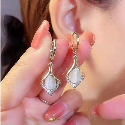 Boucles d'Oreilles Pendantes en or avec Ppale Blanche et Zirconia