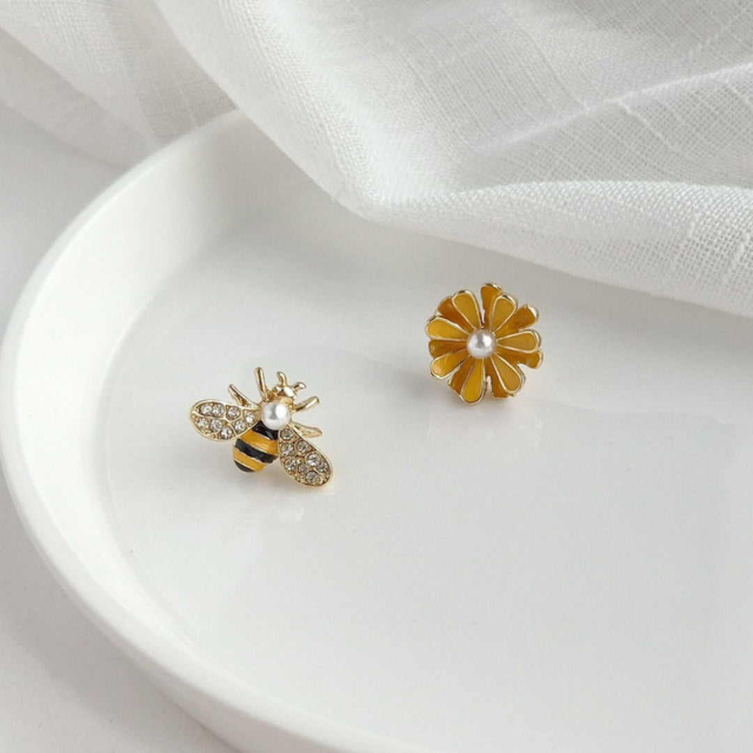 Boucles d'oreilles Abeille et Marguerite en Or et Zirconias