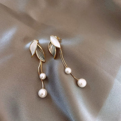 Boucles d'Oreilles Feuille Verte et Opale Blanche avec Perles en Or
