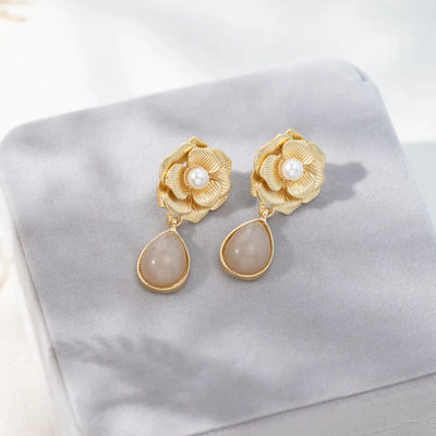 Boucles d'Oreilles Pendantes avec Pierre Florale en Or