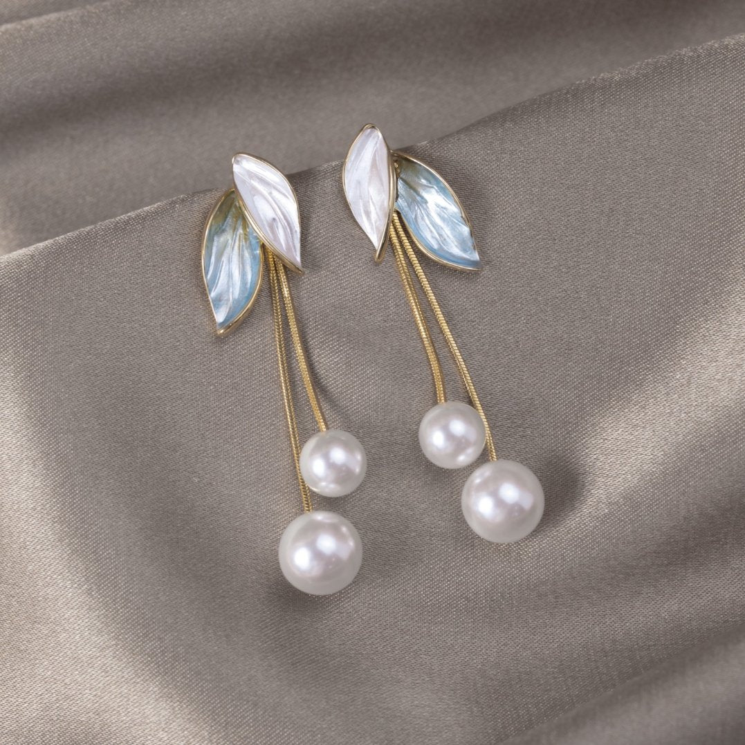 Boucles d'Oreilles en forme de Feuille Tombante avec Perles en Or