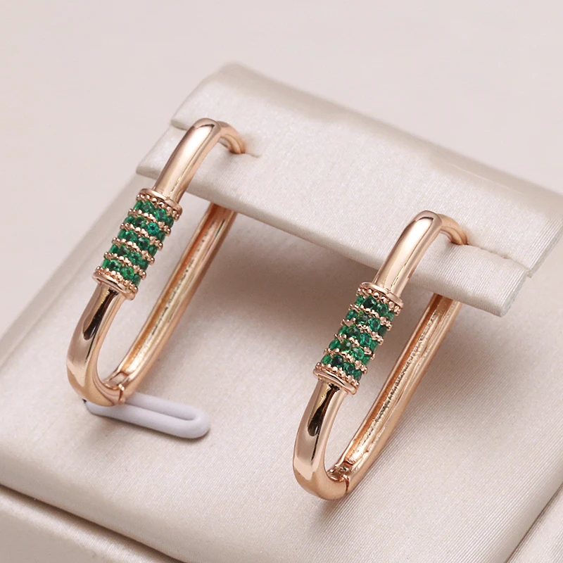 Élégantes petites boucles d’oreilles en zircone verte