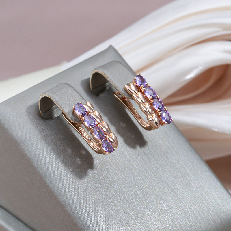 Boucles d’oreilles élégantes brillantes en zircones cubiques dorées et violettes