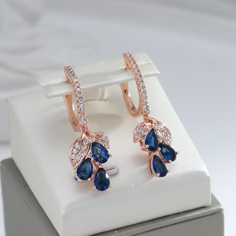 Boucles d’oreilles élégantes avec cristaux bleus en or